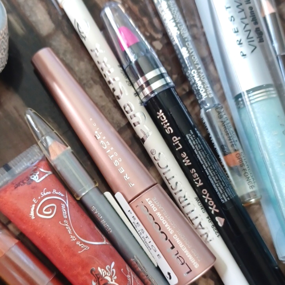 Makeup Bundle - Picture 5 of 6